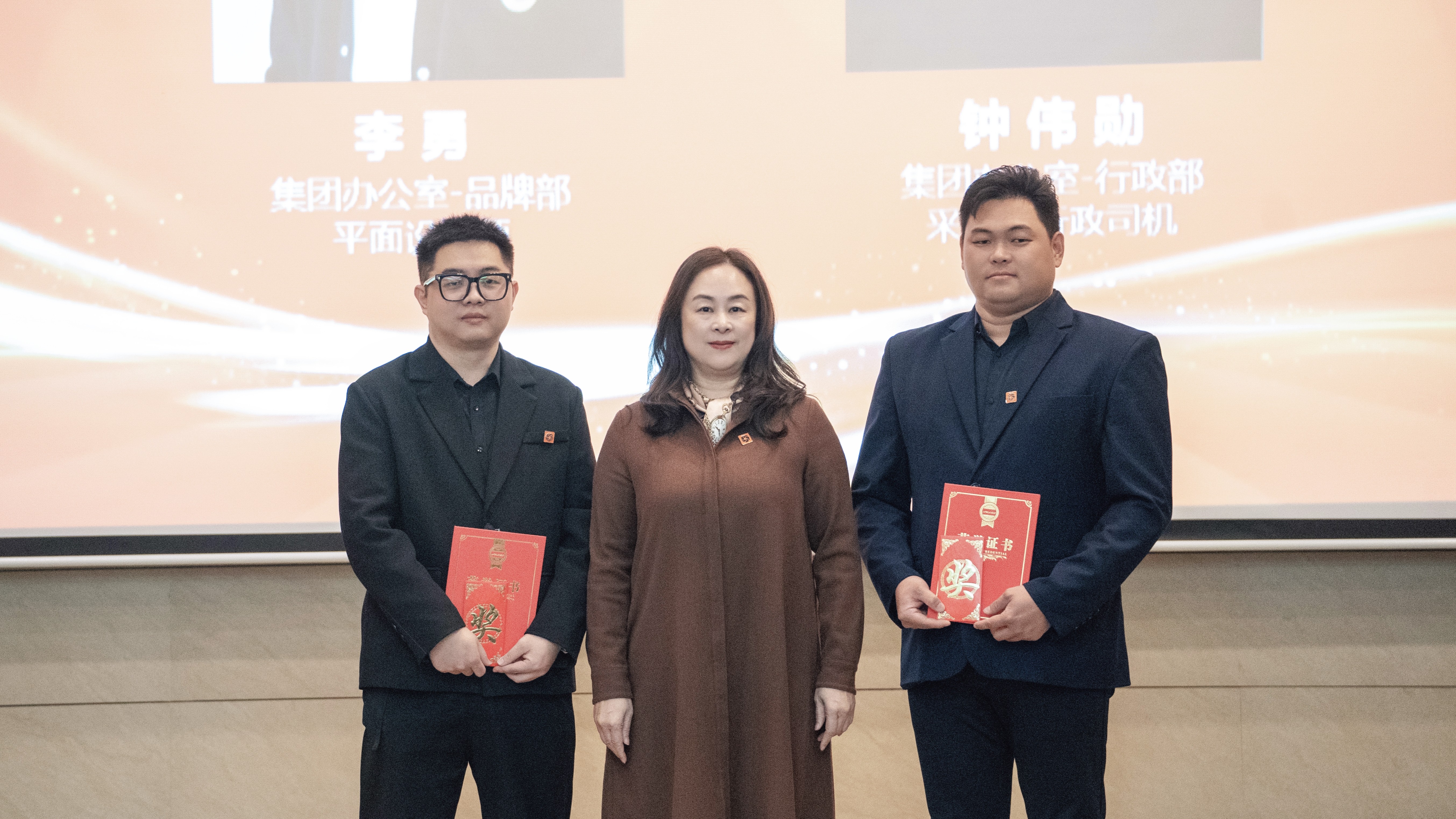2025萬(wàn)眾鼓舞——萬(wàn)眾城集團(tuán)2024年度工作總結(jié)大會(huì)成功舉辦 2025萬(wàn)眾鼓舞——萬(wàn)眾城集團(tuán)2024年度工作總結(jié)大會(huì)成功舉辦