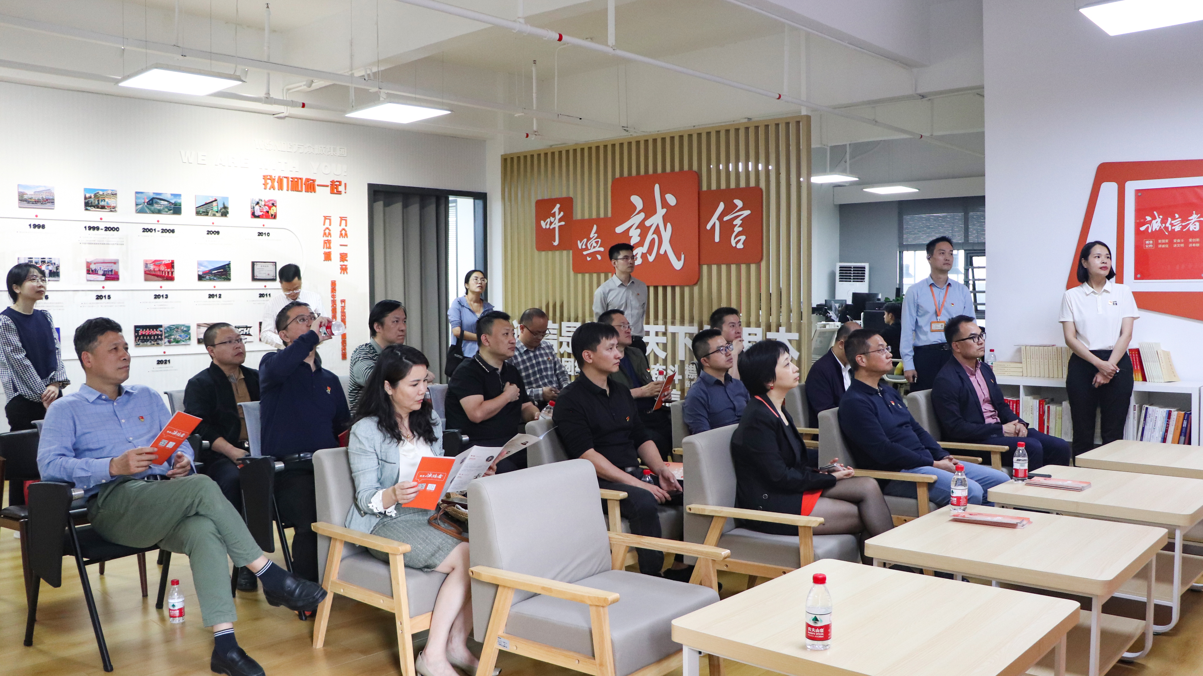黨建動(dòng)態(tài)|鹽田區(qū)“小個(gè)?!秉h委到萬眾城集團(tuán)“小個(gè)專”黨支部調(diào)研 黨建動(dòng)態(tài)|鹽田區(qū)“小個(gè)?!秉h委到萬眾城集團(tuán)“小個(gè)專”黨支部調(diào)研