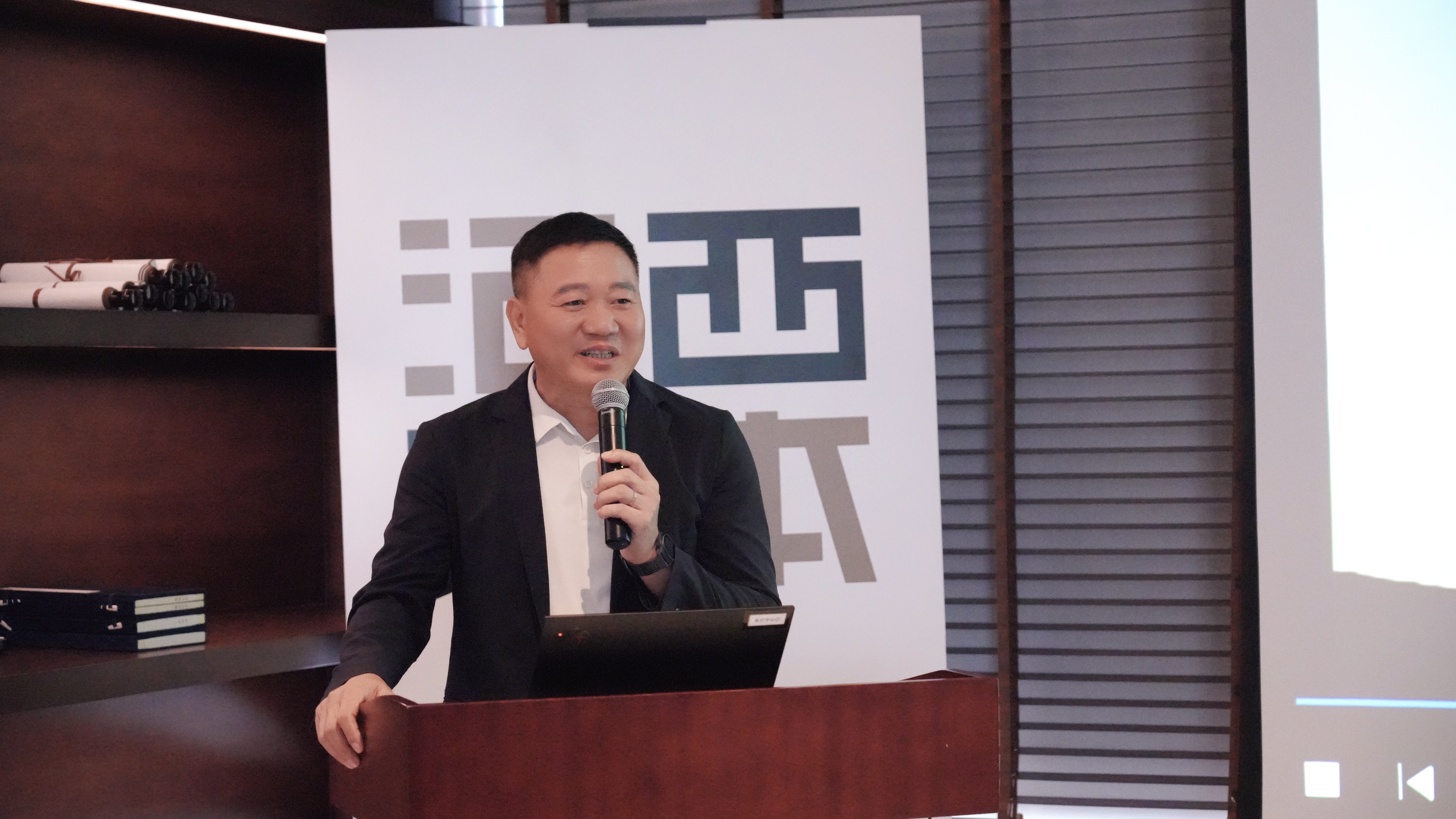 藝術(shù)家杜華林“河西話本”油畫展于深圳招商銀行總部私行中心隆重開幕 藝術(shù)家杜華林“河西話本”油畫展于深圳招商銀行總部私行中心隆重開幕