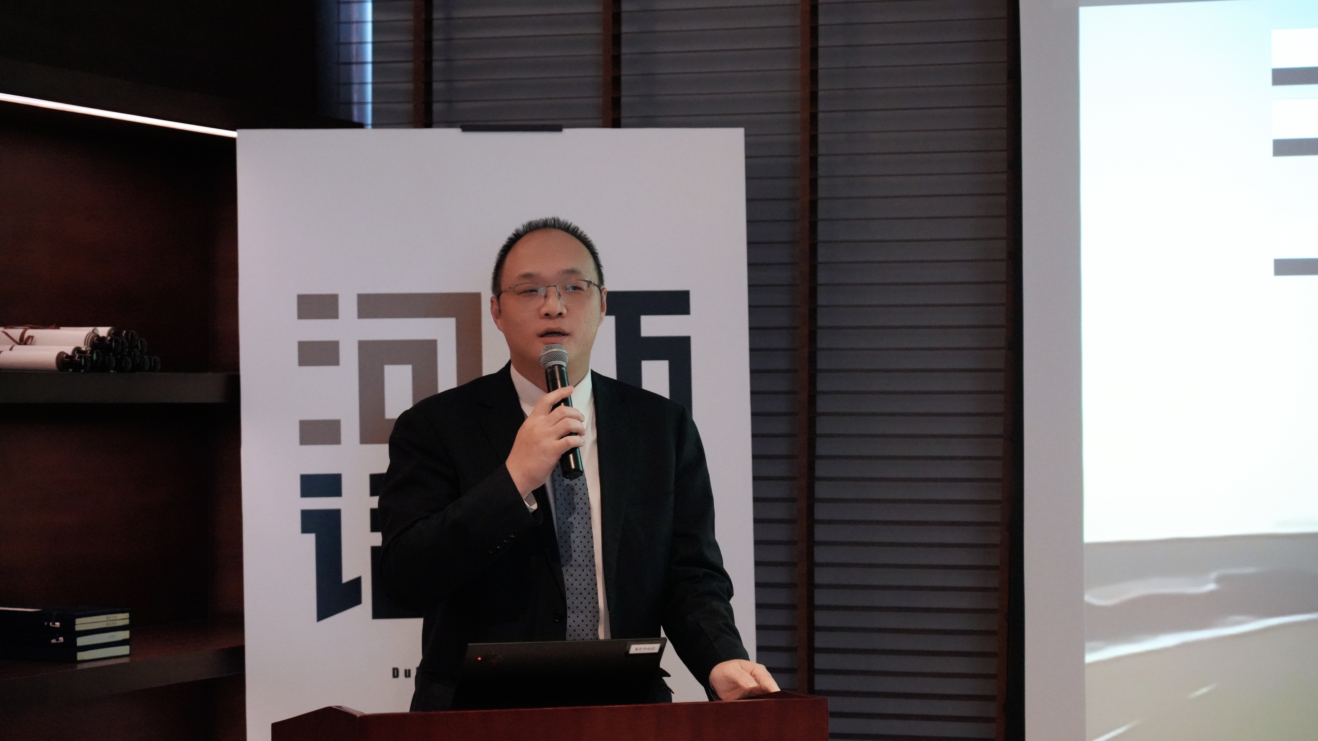 藝術(shù)家杜華林“河西話本”油畫展于深圳招商銀行總部私行中心隆重開幕 藝術(shù)家杜華林“河西話本”油畫展于深圳招商銀行總部私行中心隆重開幕